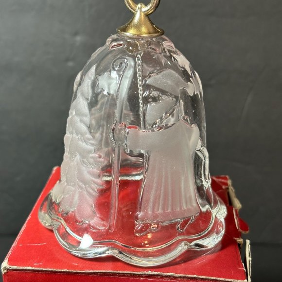 Mikasa Crystal Holiday Bell Santa Claus Sleigh Tree Stars Scalloped Edge 4.5" - Picture 5 of 8